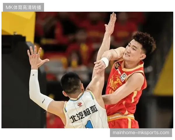 孙铭徽季后赛生死战迎来复出，广厦队依靠窒息防守击溃山西队晋级四强